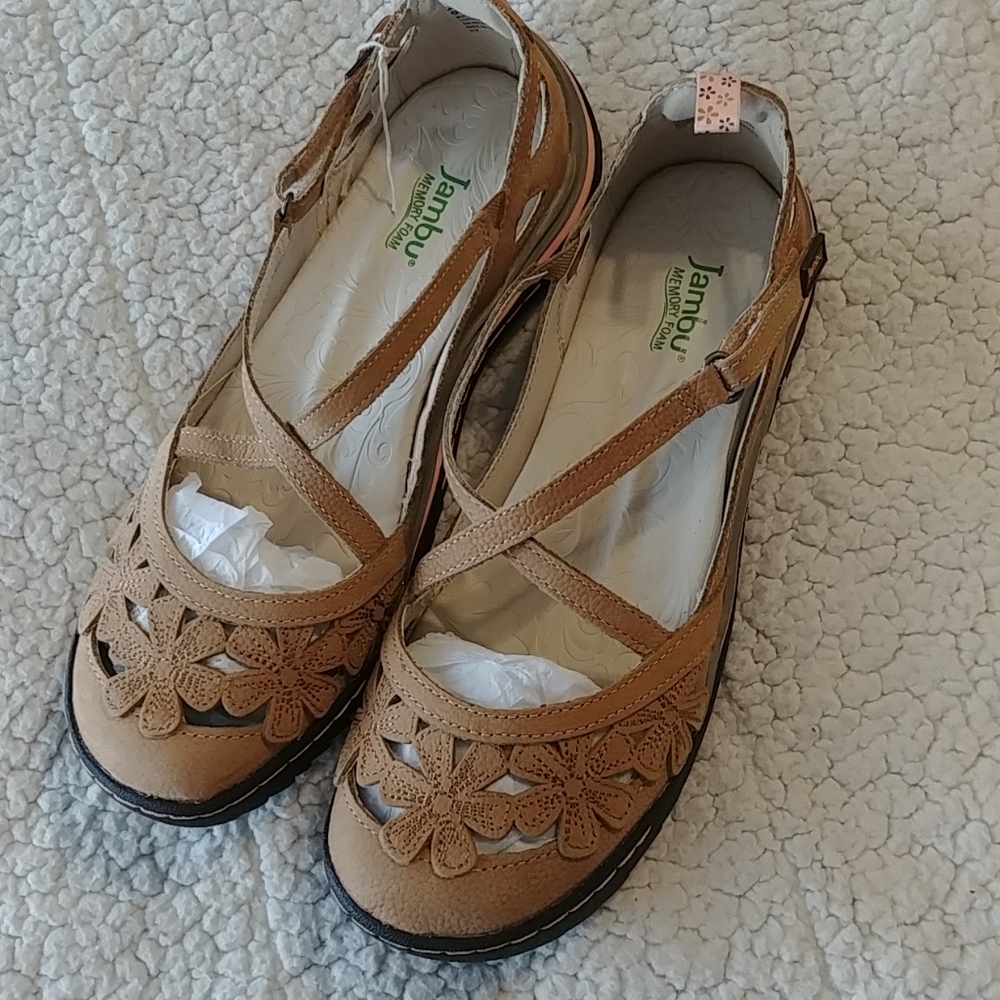 NWT Jambu Blossom Encore, 9, tan